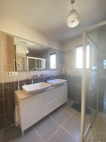 Découvrez cette magnifique villa de 2015, nichée dans un quartier résidentiel paisible à Aix-en-Provence. Avec 94,31 m² de surface habitable, cette demeure sans mitoyenneté offre calme et sérénité.

Cette villa charmante propose 4 pièces spacieuses, dont 3 chambres lumineuses et 1 salles d'eau moderne. Profitez d'un séjour confortable et d'une cuisine équipée pour des moments de convivialité. La villa dispose d'une magnifique terrasse orientée plein sud pour des après-midis ensoleillés, sans vis-à-vis.

Ce bien d'exception est équipé d'un chauffage individuel électrique, d'un vitrage double, d'un interphone et d'un système d'arrosage automatique et d'un grand garage. Située à proximité des commodités essentielles et exempts de travaux à prévoir, cette villa est libre de toute occupation.

Sa taxe foncière s'élève à 1754 €. Contactez Caroline DIEDHIOU pour une visite!