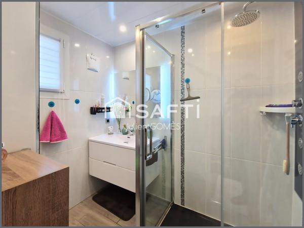 Une maison clé en main, idéale pour une vie de famille paisible.