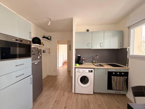 Paridis - Au coeur d'une copropriété récente, en dernier étage, appartement T2 s'ouvrant sur une grande terrasse. Cave et parking extérieur.