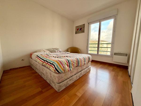 Paridis - Au coeur d'une copropriété récente, en dernier étage, appartement T2 s'ouvrant sur une grande terrasse. Cave et parking extérieur.