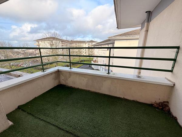 Paridis - Au coeur d'une copropriété récente, en dernier étage, appartement T2 s'ouvrant sur une grande terrasse. Cave et parking extérieur.