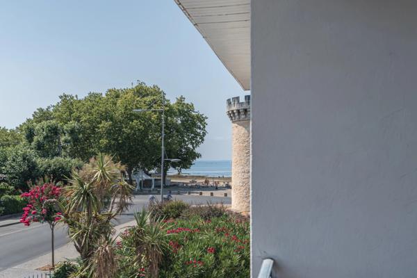 ARES, coeur de village et aperçu Bassin, spacieuse villa