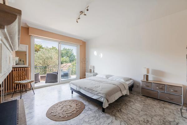 ARES, coeur de village et aperçu Bassin, spacieuse villa