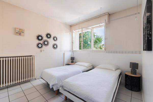 ARES, coeur de village et aperçu Bassin, spacieuse villa
