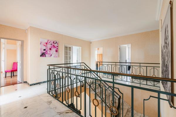 ARES, coeur de village et aperçu Bassin, spacieuse villa