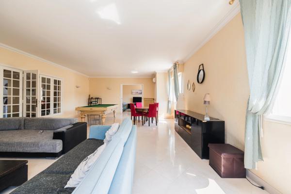 ARES, coeur de village et aperçu Bassin, spacieuse villa