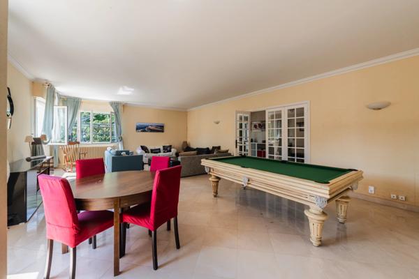 ARES, coeur de village et aperçu Bassin, spacieuse villa