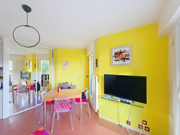 Beau studio lumineux avec plage et commerces à pied dans parc avec piscine