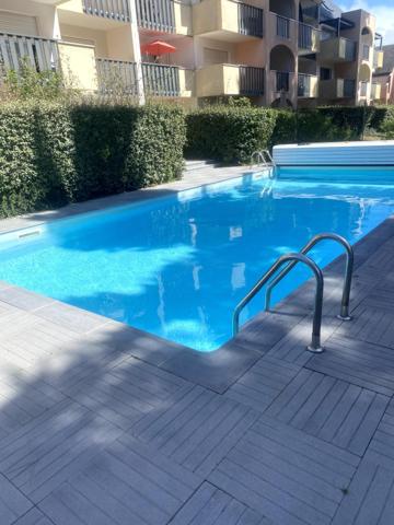 Beau studio lumineux avec plage et commerces à pied dans parc avec piscine