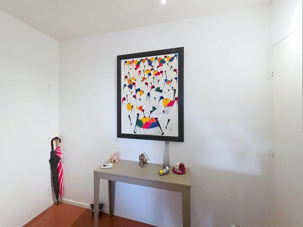 Beau studio lumineux avec plage et commerces à pied dans parc avec piscine