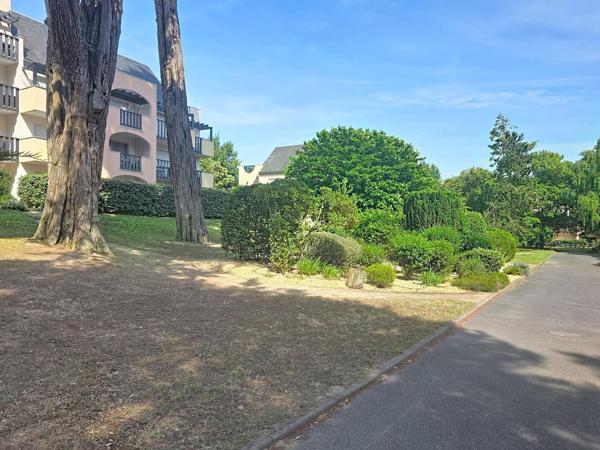 Beau studio lumineux avec plage et commerces à pied dans parc avec piscine