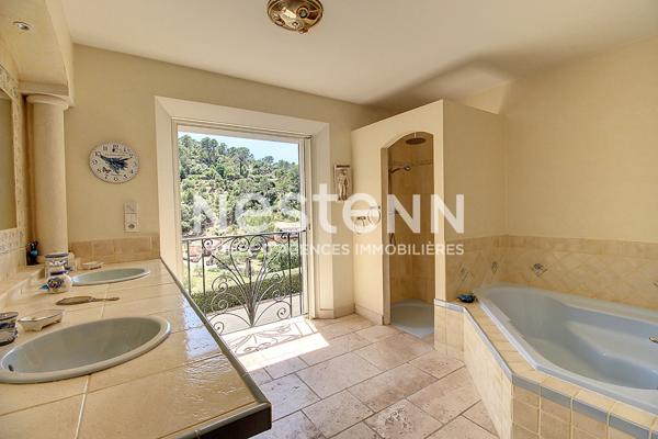 A VENDRE VIDAUBAN - Maison DE 215m²- piscine à débordement - vue panoramique