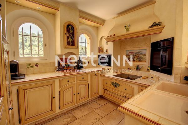 A VENDRE VIDAUBAN - Maison DE 215m²- piscine à débordement - vue panoramique