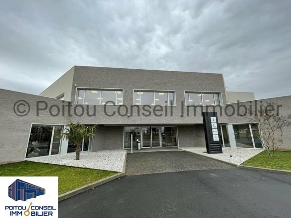 A LOUER SECTEUR AVENUE DE PARIS 169m2 BUREAUX DONT 156m2 PRIVATIF TRES BEL IMMEUBLE AVEC PARKINGS SANS COPROPRIETE