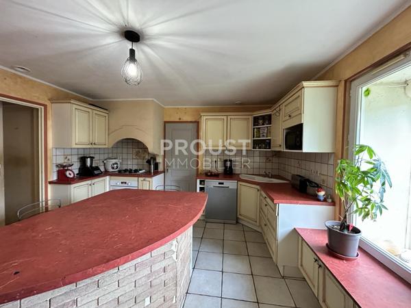 En exclusivité, secteur beauvoir sur niort, maison en pierre, 3 chambres, garage et jardin.