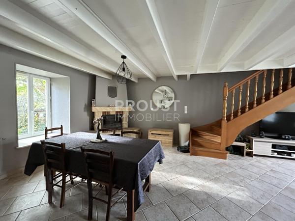 En exclusivité, secteur beauvoir sur niort, maison en pierre, 3 chambres, garage et jardin.