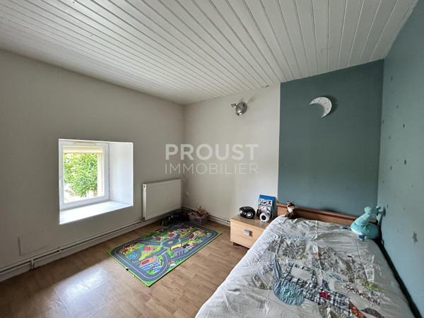 En exclusivité, secteur beauvoir sur niort, maison en pierre, 3 chambres, garage et jardin.
