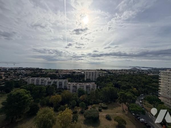 Époustouflante vue mer  et montagne a 360 degrés pour ce Toit Terrasse au Domaine du Loup.