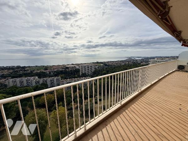 Époustouflante vue mer  et montagne a 360 degrés pour ce Toit Terrasse au Domaine du Loup.