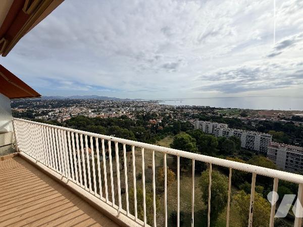 Époustouflante vue mer  et montagne a 360 degrés pour ce Toit Terrasse au Domaine du Loup.