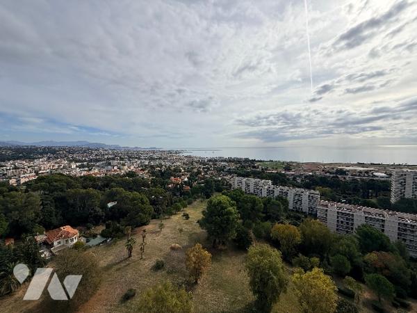 Époustouflante vue mer  et montagne a 360 degrés pour ce Toit Terrasse au Domaine du Loup.