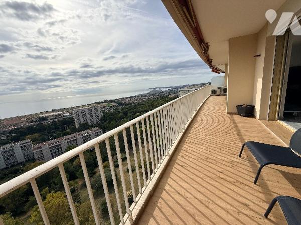 Époustouflante vue mer  et montagne a 360 degrés pour ce Toit Terrasse au Domaine du Loup.
