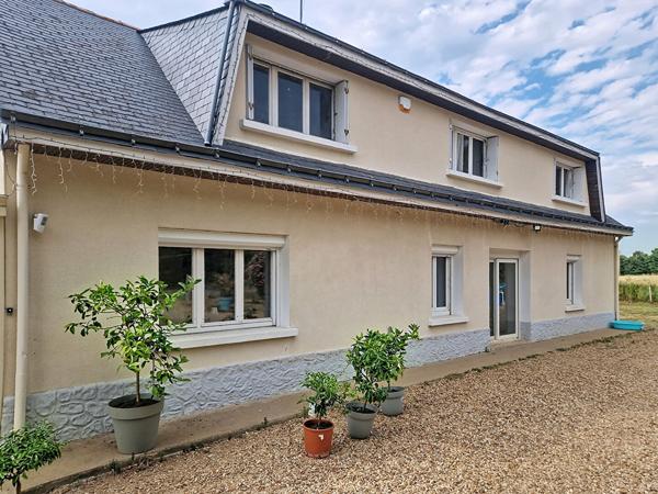 Longué-Jumelles - Maison de charme avec dépendance sur un magnifique terrain paysagé de 2 406 m²