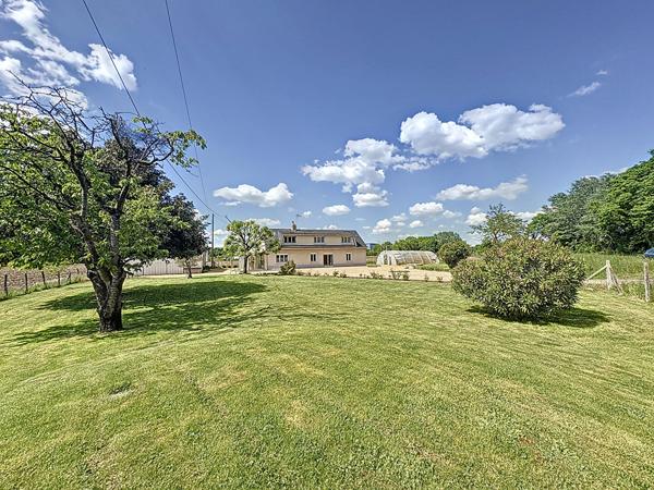 Longué-Jumelles - Maison de charme avec dépendance sur un magnifique terrain paysagé de 2 406 m²