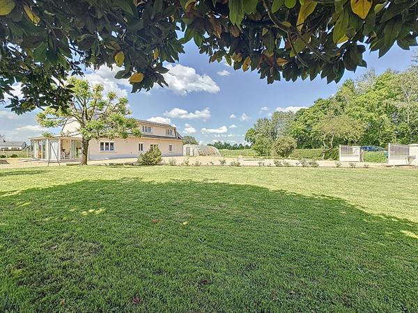 Longué-Jumelles - Maison de charme avec dépendance sur un magnifique terrain paysagé de 2 406 m²