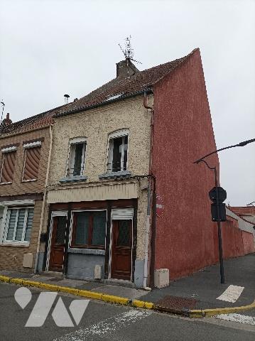 Maison de ville, semi mitoyenne, avec garage et jardinet. IDEAL 1er ACQUISITION ou INVESTISSEUR.