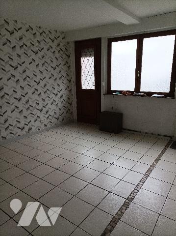 Maison de ville, semi mitoyenne, avec garage et jardinet. IDEAL 1er ACQUISITION ou INVESTISSEUR.