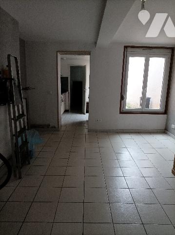 Maison de ville, semi mitoyenne, avec garage et jardinet. IDEAL 1er ACQUISITION ou INVESTISSEUR.