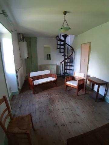 ST PRIVAT maison de village de Type 2 bis