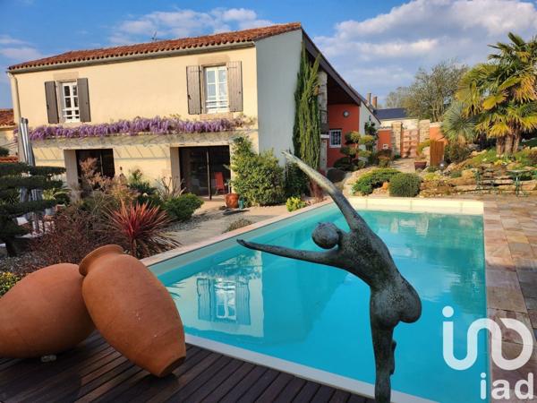 Demeure 10 pièces de 220 m² à Fontenay-le-Comte (85200)