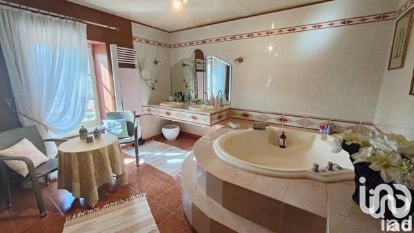 Demeure 10 pièces de 220 m² à Fontenay-le-Comte (85200)