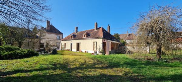 Maison ancienne et ses nombreuses dépendances