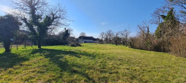 Maison ancienne et ses nombreuses dépendances