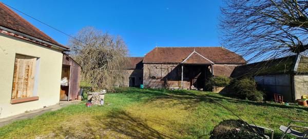 Maison ancienne et ses nombreuses dépendances