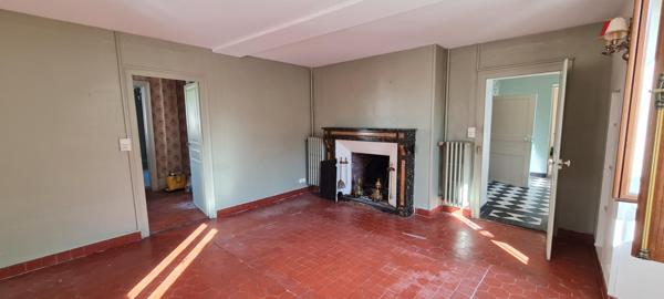 Maison ancienne et ses nombreuses dépendances