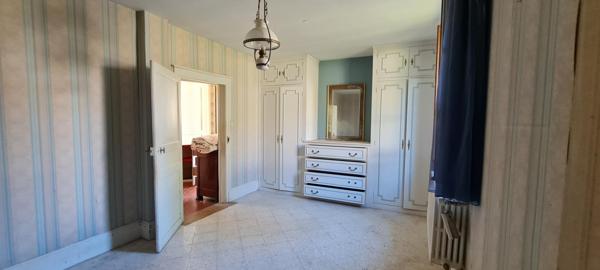 Maison ancienne et ses nombreuses dépendances