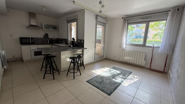 Appartement T2 Villeurbanne proche Grand clément, loggia,cuisine US équipée, copropriété récente, possibilité garage.