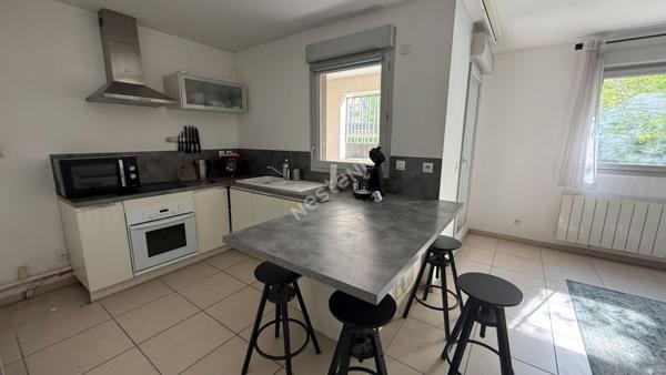 Appartement T2 Villeurbanne proche Grand clément, loggia,cuisine US équipée, copropriété récente, possibilité garage.