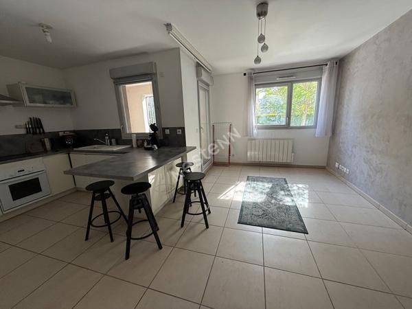 Appartement T2 Villeurbanne proche Grand clément, loggia,cuisine US équipée, copropriété récente, possibilité garage.