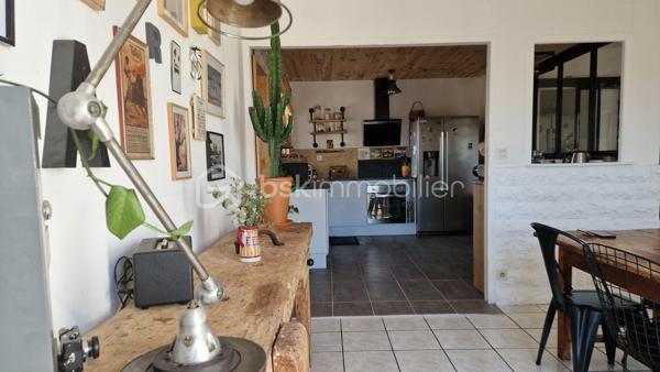 Venez découvrir dans les Landes cette maison à 20 minutes de l'océan !!!!
Vous recherchez commodités et calme, elle est pour vous .
Elle se compose d'une cuisine semi-ouverte sur le salon/salle à manger. 
Trois chambres côté salle de bain et douche. Avec un WC séparé.
A l'opposé se trouve la quatrième chambre avec salle d'eau  et wc, un petit cocon pour cette chambre parentale.
Poêle à granulés, climatisation et panneaux solaire complètent ce bien.
Sur l'extérieur, un jardin avec un bassin et une terrasse. Vous pouvez garer plusieurs voitures à l'intérieur.
Maternelle, primaire et collège sont autour de cette ravissante maison.

Bus pour aller sur la plage.....

votre conseillère Florence Brian
Contactez-moi : 06/73/77/95/35.  7jours/7
