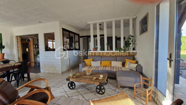 Venez découvrir dans les Landes cette maison à 20 minutes de l'océan !!!!
Vous recherchez commodités et calme, elle est pour vous .
Elle se compose d'une cuisine semi-ouverte sur le salon/salle à manger. 
Trois chambres côté salle de bain et douche. Avec un WC séparé.
A l'opposé se trouve la quatrième chambre avec salle d'eau  et wc, un petit cocon pour cette chambre parentale.
Poêle à granulés, climatisation et panneaux solaire complètent ce bien.
Sur l'extérieur, un jardin avec un bassin et une terrasse. Vous pouvez garer plusieurs voitures à l'intérieur.
Maternelle, primaire et collège sont autour de cette ravissante maison.

Bus pour aller sur la plage.....

votre conseillère Florence Brian
Contactez-moi : 06/73/77/95/35.  7jours/7