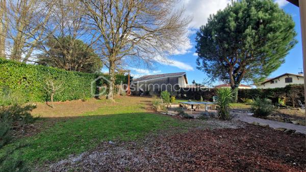 Venez découvrir dans les Landes cette maison à 20 minutes de l'océan !!!!
Vous recherchez commodités et calme, elle est pour vous .
Elle se compose d'une cuisine semi-ouverte sur le salon/salle à manger. 
Trois chambres côté salle de bain et douche. Avec un WC séparé.
A l'opposé se trouve la quatrième chambre avec salle d'eau  et wc, un petit cocon pour cette chambre parentale.
Poêle à granulés, climatisation et panneaux solaire complètent ce bien.
Sur l'extérieur, un jardin avec un bassin et une terrasse. Vous pouvez garer plusieurs voitures à l'intérieur.
Maternelle, primaire et collège sont autour de cette ravissante maison.

Bus pour aller sur la plage.....

votre conseillère Florence Brian
Contactez-moi : 06/73/77/95/35.  7jours/7
