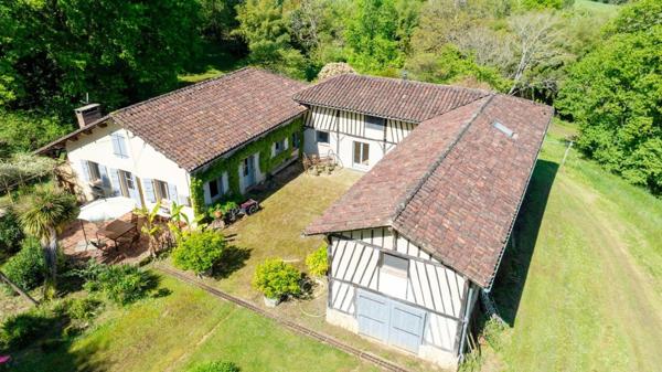 SUPERBE PROPRIETE AVEC GITE ET PISCINE SUR 13554 m2