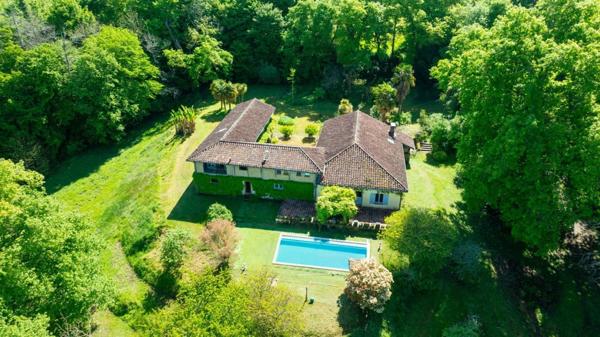 SUPERBE PROPRIETE AVEC GITE ET PISCINE SUR 13554 m2