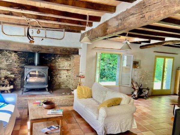 SUPERBE PROPRIETE AVEC GITE ET PISCINE SUR 13554 m2