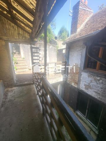 Maison Atypique sur 3 niveaux, Hyper centre, ideal investisseur ou 1er Achat. Travaux a Prévoir.